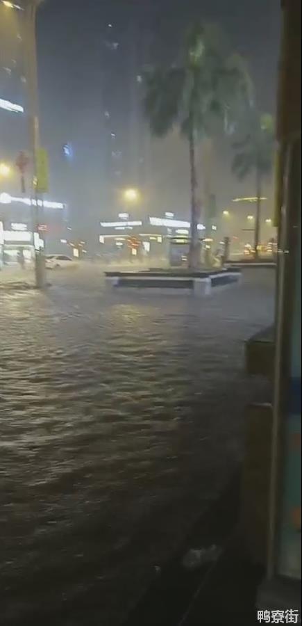 四川安岳突现狂风暴雨和突降冰雹